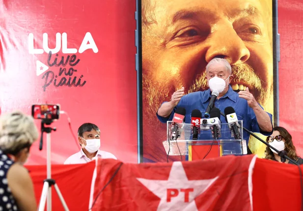 Ex-presidente Lula participa de coletiva em Teresina
