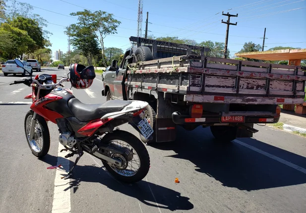 Motociclista tem dedo decepado em colisão com caminhonete na João XXII