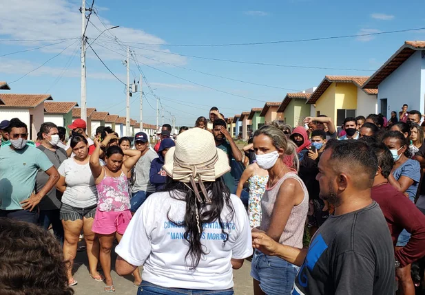 Populares ocupam casas no bairro Santa Maria