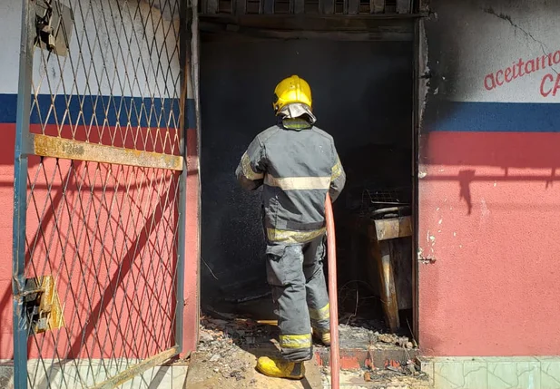 Supermercado fica destruído após incêndio na zona norte de Teresina