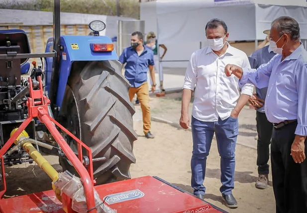 Fábio Abreu entrega equipamentos para produção rural em Teresina