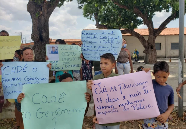 Familiares e amigos de Luiz Jerônimo realizam protesto na Vila da Guia