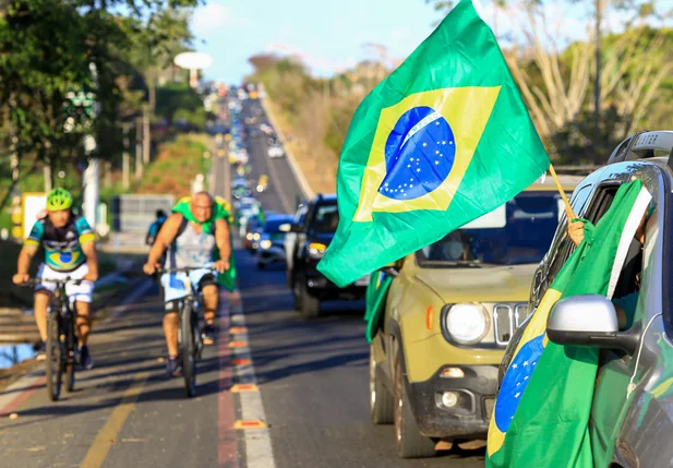 Manifestantes realizam carreata em ato pró-Bolsonaro em Teresina