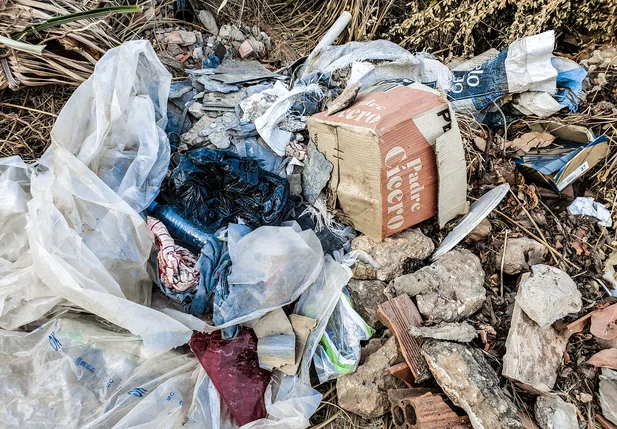 Moradores denunciam descarte irregular de lixo no Monte Castelo