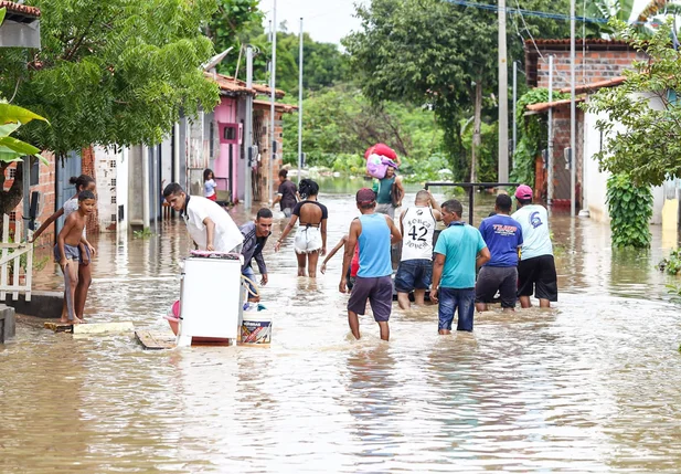 Moradores ficam desabrigados após fortes chuvas em Teresina.