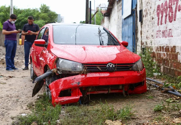Motorista de aplicativo perde carro durante chuvas em Teresina