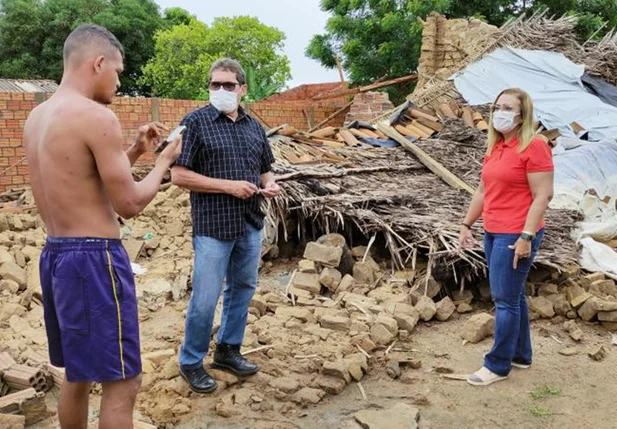 Prefeita Neidinha visita famílias que perderam casas nas chuvas