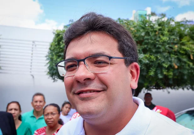 Candidato Rafael Fonteles vota em Teresina