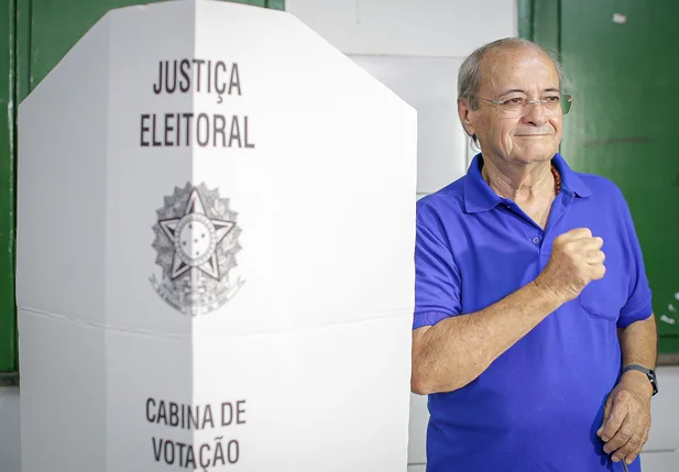 Candidato Sílvio Mendes vota em Teresina