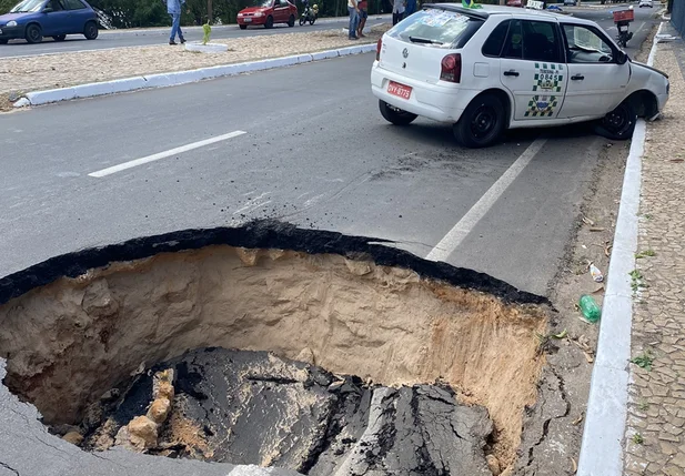 Cratera se abre e provoca acidente na Avenida Maranhão