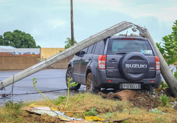 Motorista colide em motociclista e derruba poste na BR 316