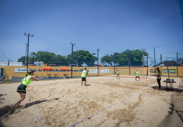 Prefeitura de Teresina inaugura quadra de beach tênis para servidores