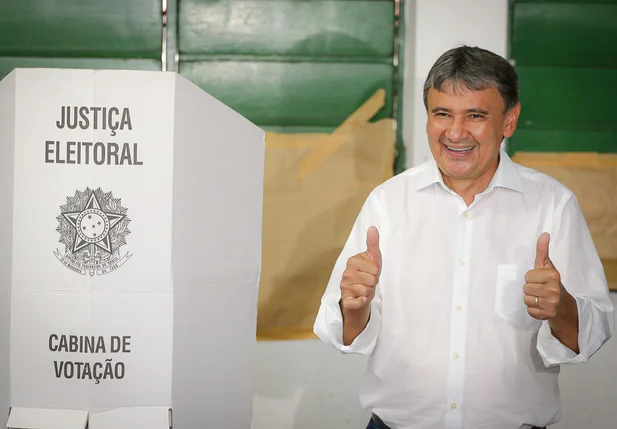 Wellington Dias vota em escola na zona leste de Teresina