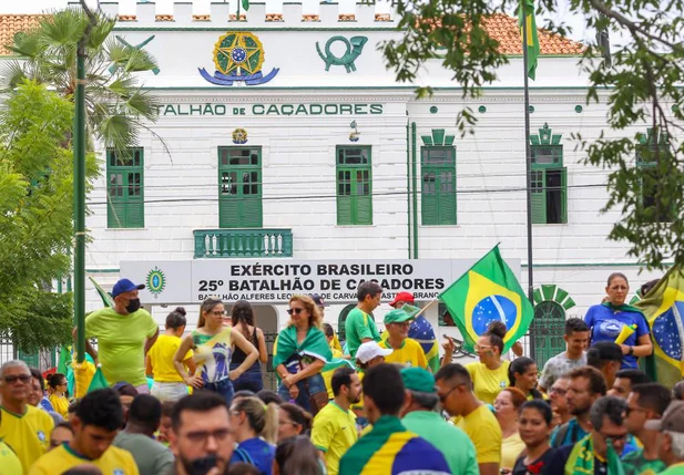 Apoiadores de Bolsonaro continuam na frente do 25º BC