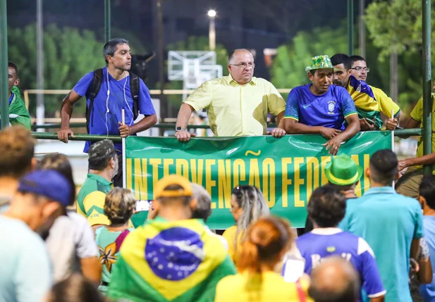 Apoiadores de Bolsonaro fazem manifestação na frente do 25º BC