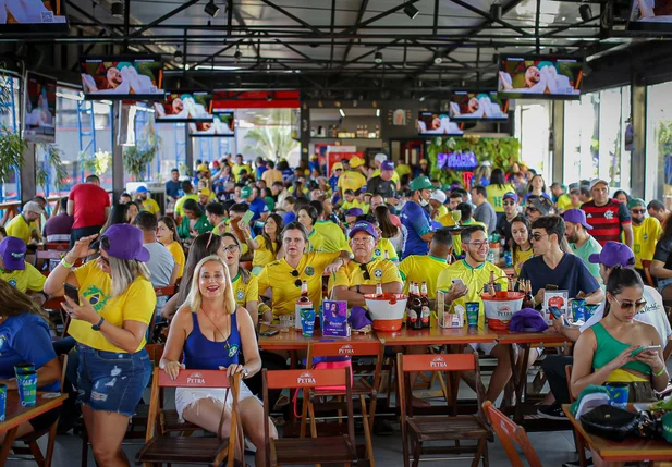 Torcida animada no espaço De Resenha em Teresina