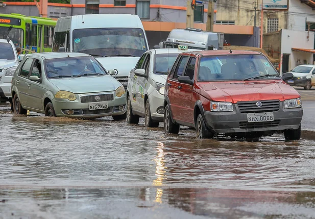 Buracos na Avenida dos Expedicionários causam transtornos