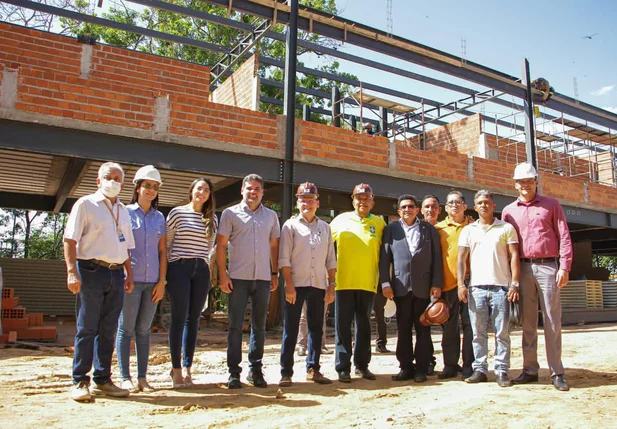 Dr. Pessoa visita obras da Escola 15 de Outubro na zona norte