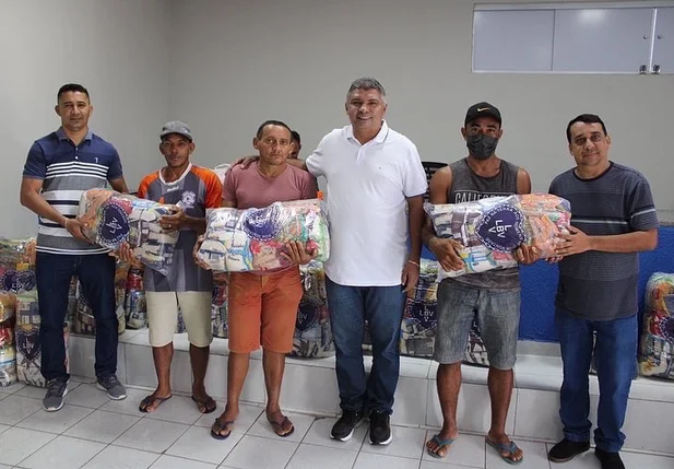 Prefeitura de Nossa Senhora de Nazaré entrega cestas básicas