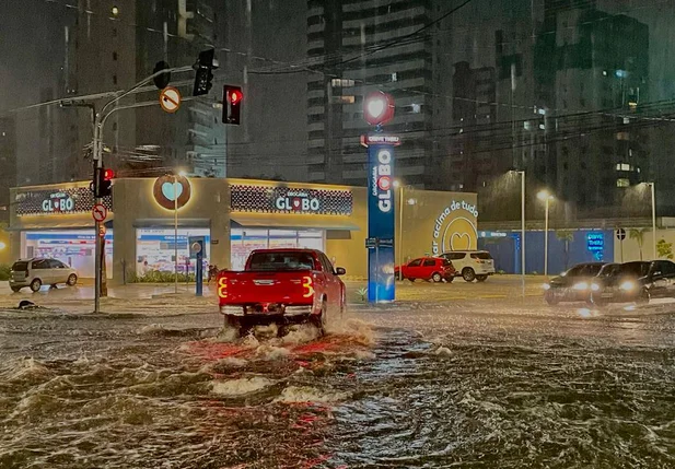 Ruas de Teresina ficam alagadas após chuva forte