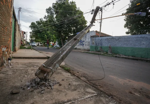 Acidente deixa poste destruído no bairro Dirceu em Teresina