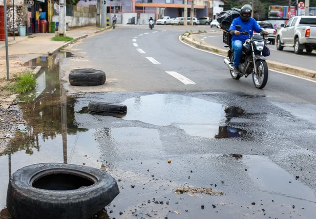 Buraco em avenida atrapalha trânsito e causa transtornos em Teresina