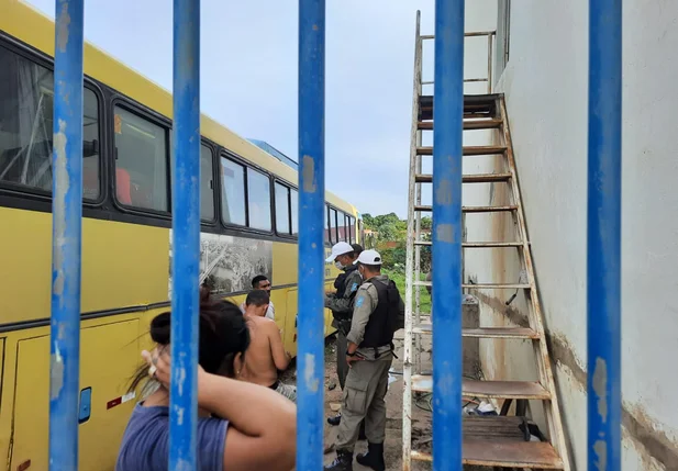 Mecânico morre esmagado ao fazer manutenção de ônibus em Teresina