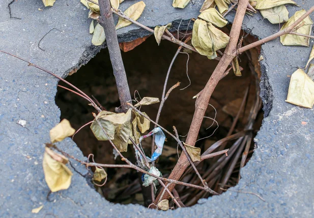 Moradores reclamam de buraco no bairro Dirceu em Teresina