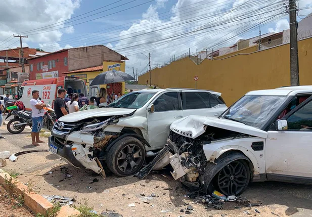 Mulher fica ferida após colisão entre carros de luxo em Teresina