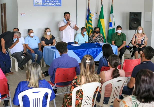 Prefeito Maxuell da Mariinha reúne servidores da educação de Altos