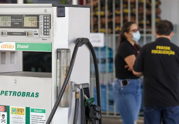 Procon fiscaliza postos de combustíveis em Teresina