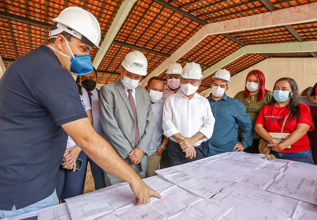 Wellington Dias visita reforma do CSU do bairro Parque Piauí