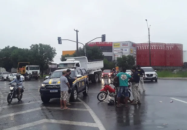 Acidente com carreta deixa mãe e filha feridas na BR 316