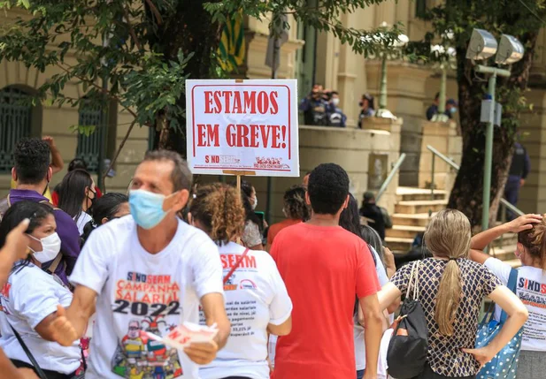 Manifestação termina em pancadaria na Prefeitura de Teresina