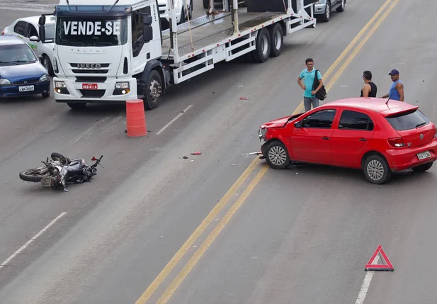 Colisão entre veículos deixa homem com perna quebrada na BR 343