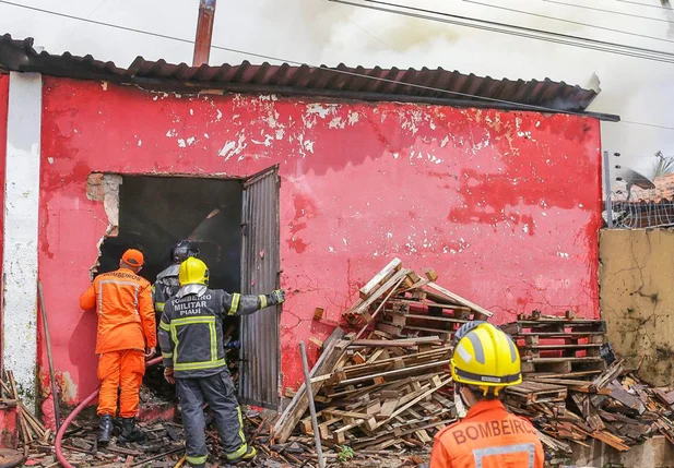 Incêndio destrói parte de panificadora na zona sul de Teresina