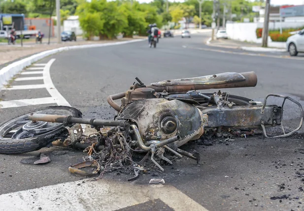 Motocicleta pega fogo após acidente na zona leste de Teresina