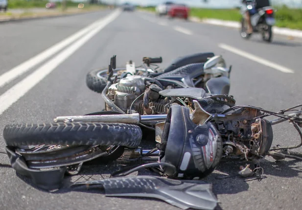 Motociclista morre após colidir em poste na Avenida Poti Velho