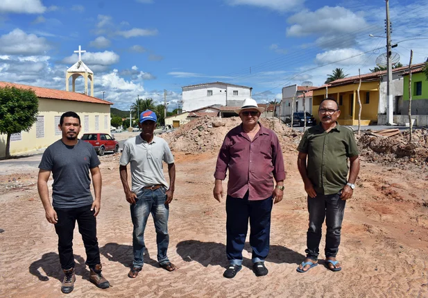 Construção de mercado e pavimentação de ruas em Assunção do Piauí