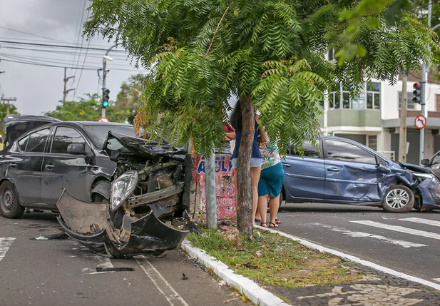 Acidente deixa veículos destruídos na Avenida Dom Severino