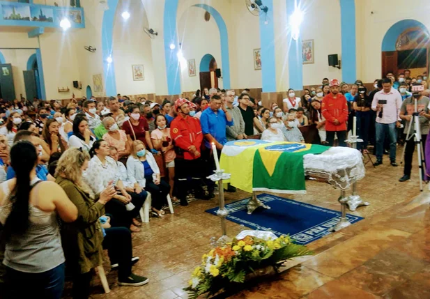 Após velório, prefeito Alvimar Martins é sepultado em Pedro II