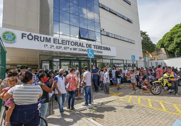 Eleitores fazem fila para para tirar e regularizar títulos em Teresina