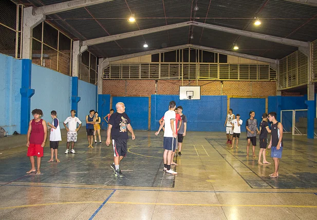 Projeto voluntário de basquete para crianças de Teresina
