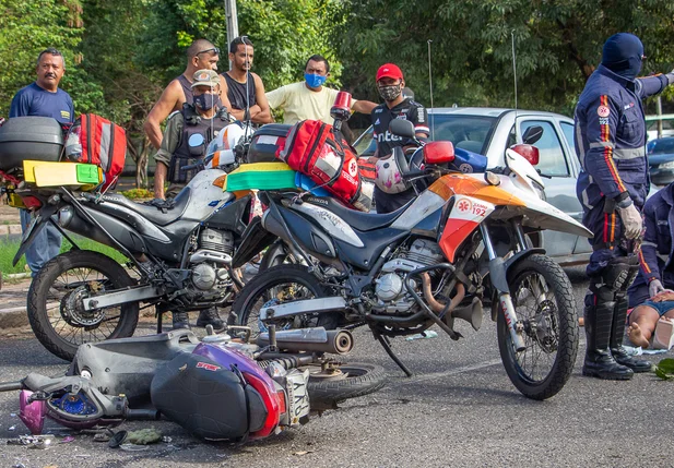 Colisão entre moto e carro deixa mulheres feridas na Avenida Kennedy