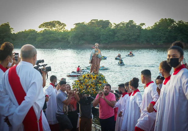 Fiéis participam da procissão do festejo de São Pedro no Poti Velho