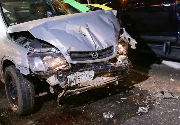 Motorista fica preso às ferragens após acidente de carro em Teresina