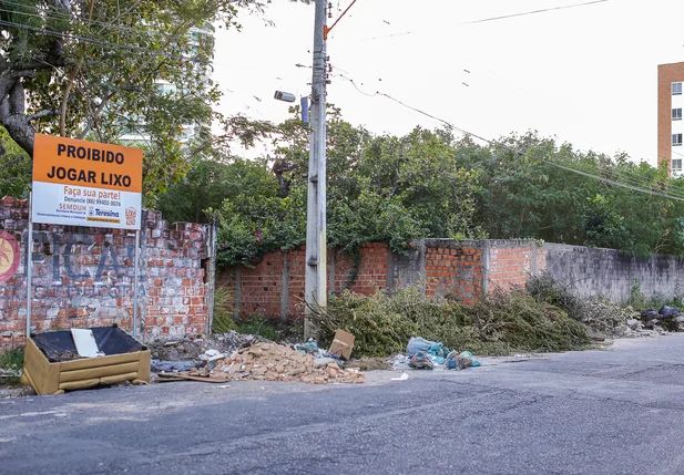 Muito lixo na rua Desembargador Pedro Conde - Noivos, Teresina - PI