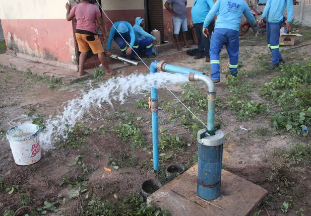 Troca de uma bomba do poço artesiano na comunidade Pereiros