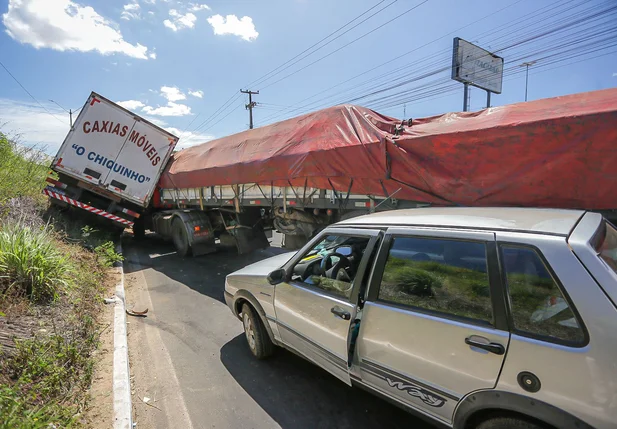 Carreta desgovernada arrasta carro e caminhão na BR 316 em Teresina