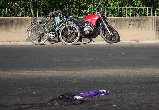 Colisão entre veículos e bicicleta deixa duas pessoas feridas